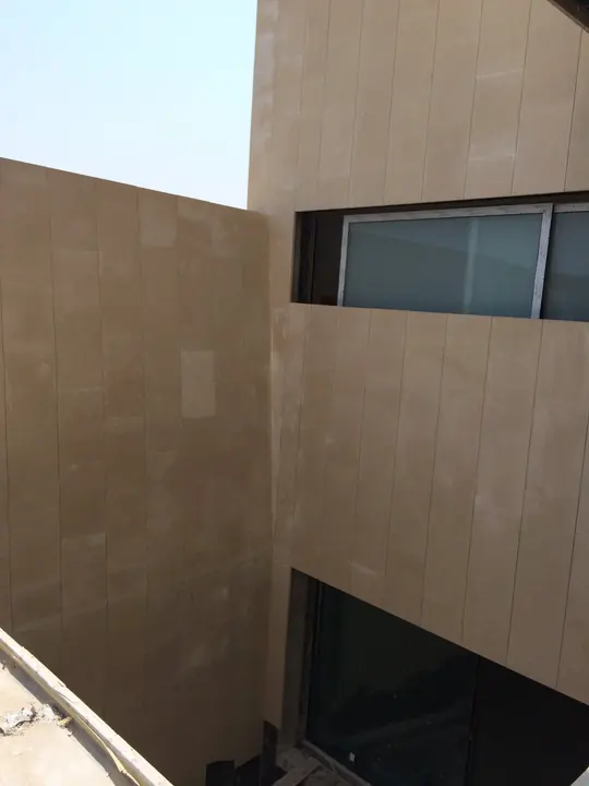 Arenisca en Kuwait: Patio con muros aplacados