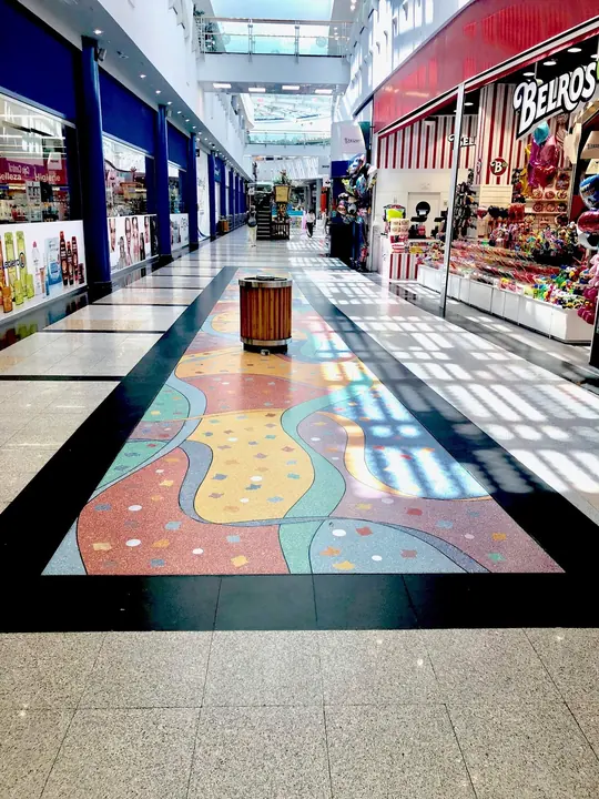 Centro comercial Plaza Éboli: Alfombra de colores en el pavimento