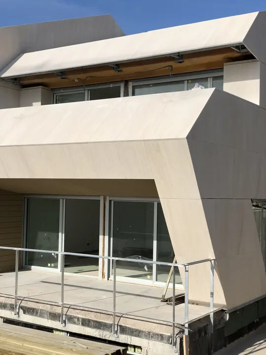Fachada en Boadilla del Monte: Aplacado terminado en volumen de fachada