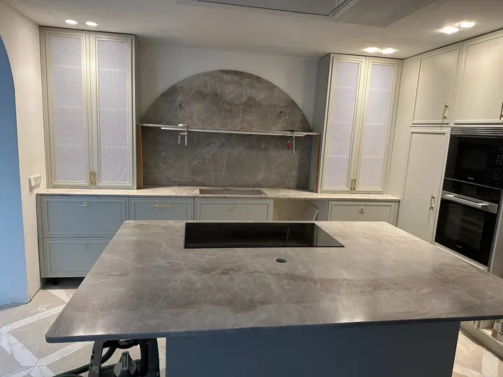 La Finca · Los Lagos 1: Cocina con isla y frente en arco