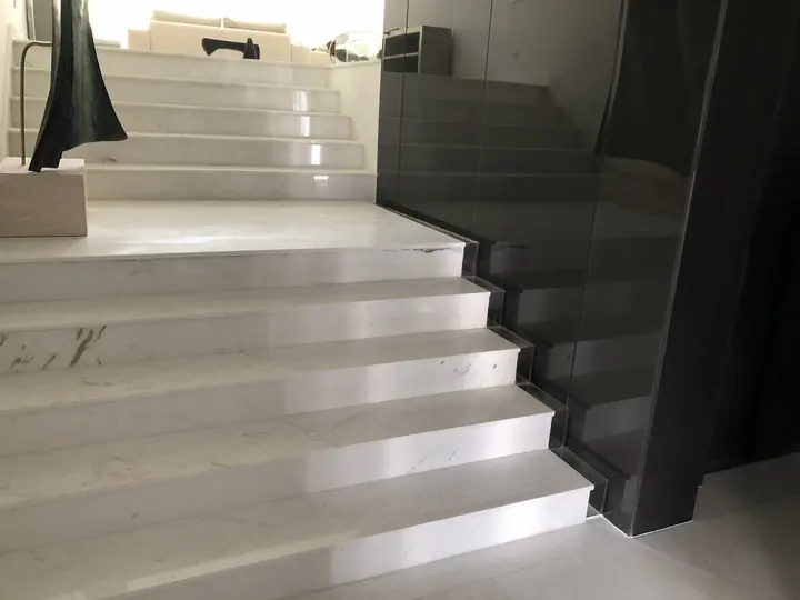 La Finca · Los Lagos 2: Escalera blanca junto a vidrio oscuro