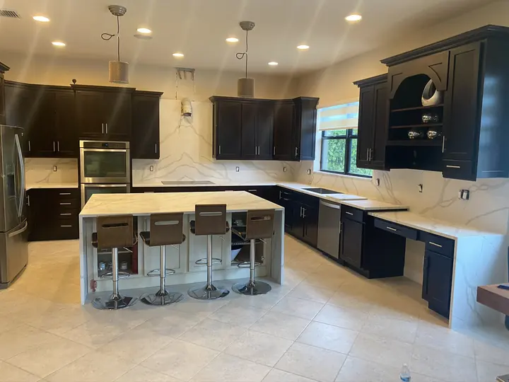 Trabajos en Miami: Cocina terminada con isla y frontal veteado