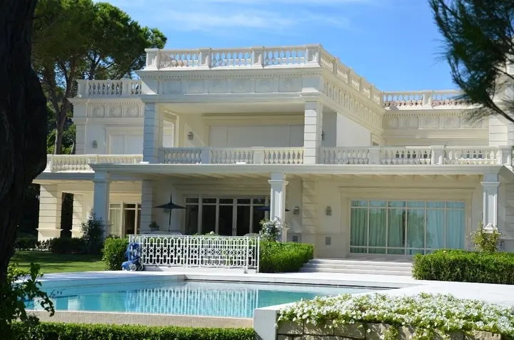 Palacete en Mónaco: Fachada clásica con piscina