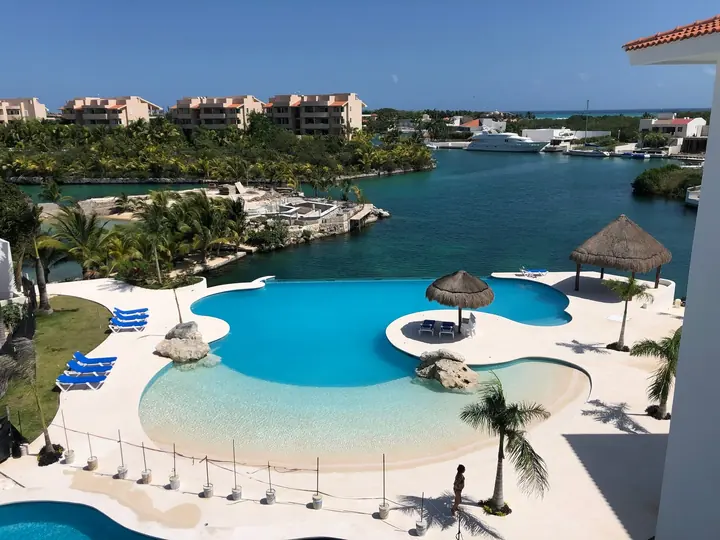 Puerto Aventuras: Piscina con playa y solárium en tono claro