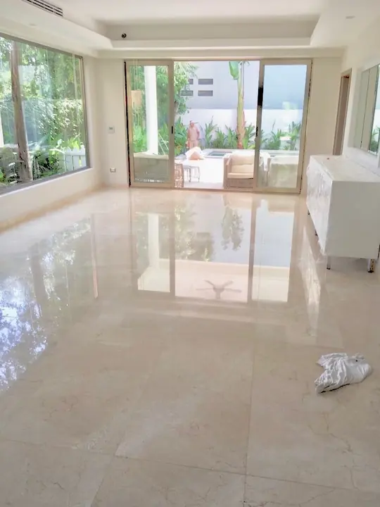 Selvamar: Salón con pavimento pulido en tono crema