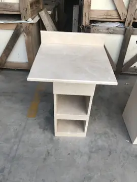 Mueble de pie con peto y estantes en tono crema. Pieza de pie en tono crema con tablero, peto y estantes abiertos, en el taller.