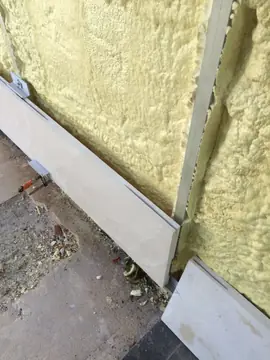 Hilada de arranque con sargento. Pieza de arranque sujeta con sargento mientras se fija a la subestructura sobre el aislamiento amarillo.