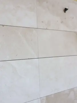 Despiece del aplacado en tono crema. Piezas rectangulares en tono crema con veta suave, colocadas en hiladas con juntas finas.