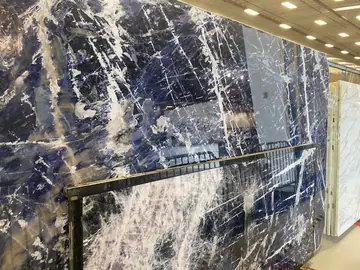 Tablero azul oscuro con vetas blancas. Tablero pulido azul oscuro con vetas blancas y zonas violáceas, sujeto en su bastidor metálico.