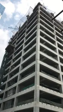 Estructura de hormigón de la torre. Estructura de hormigón de la torre en altura, con redes de protección en las últimas plantas.