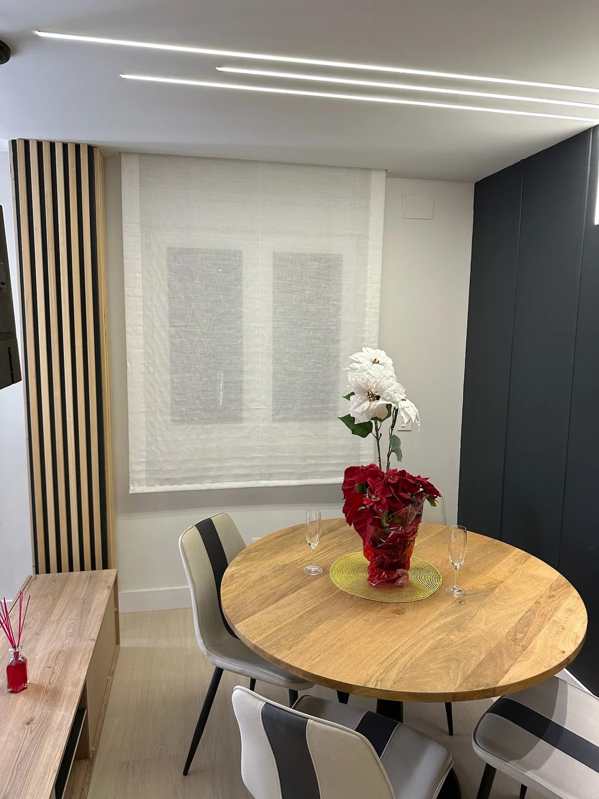 Alcobendas: comedor junto a la ventana